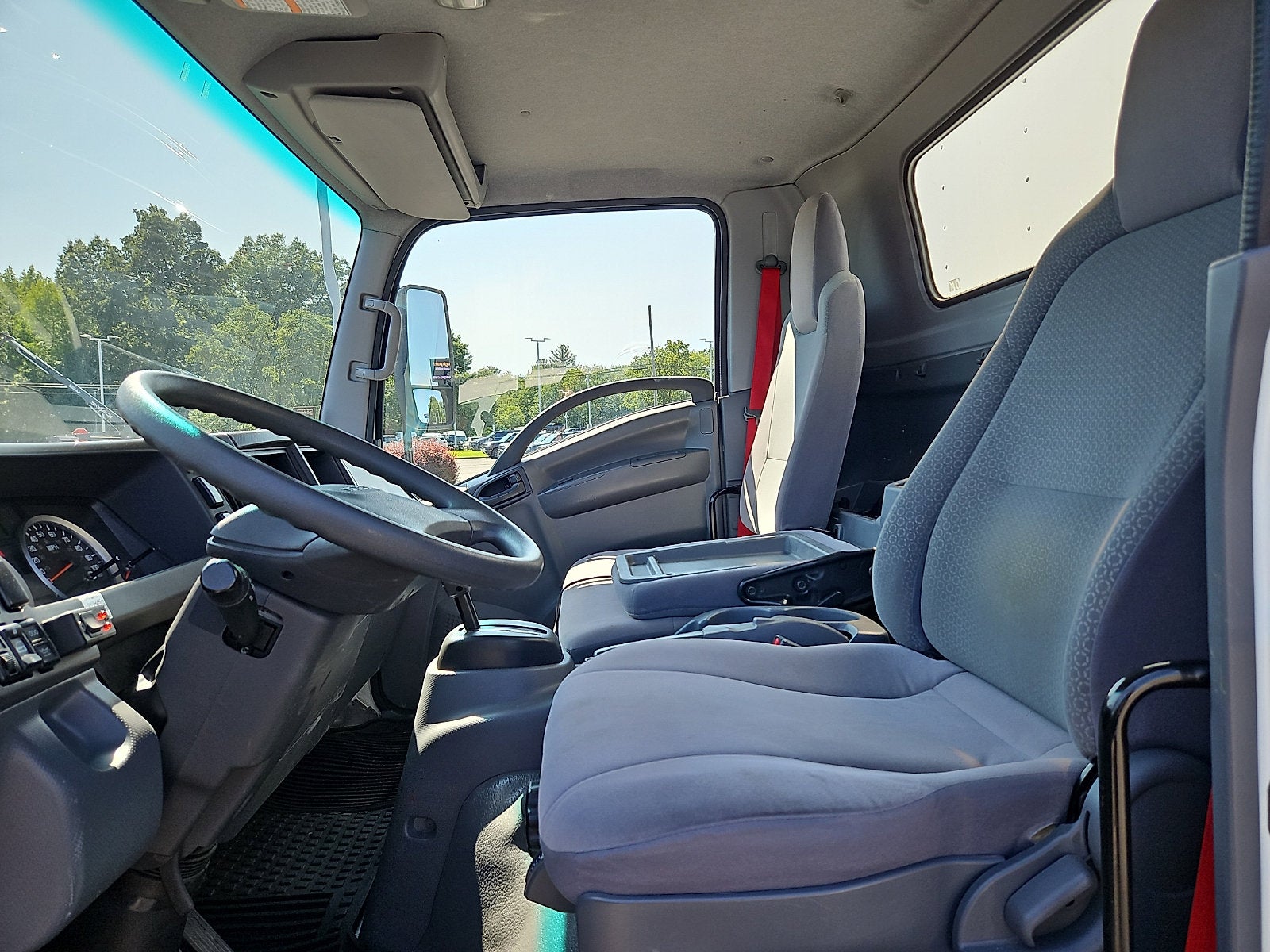 2019 Isuzu NRR 20' Box Truck W/Power Liftgate