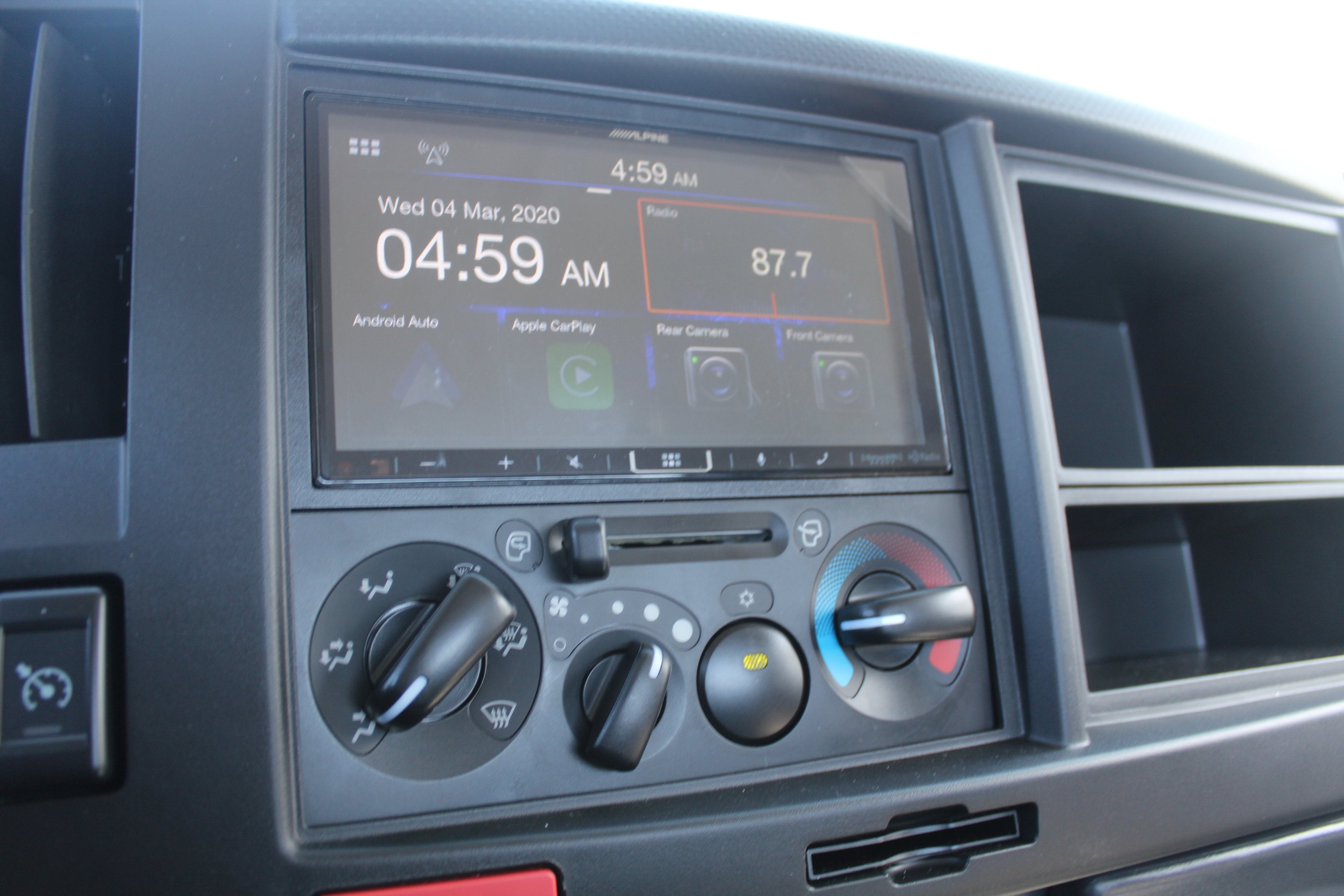 2026 Isuzu NRR 20 FT Durabox Pro Aluminum