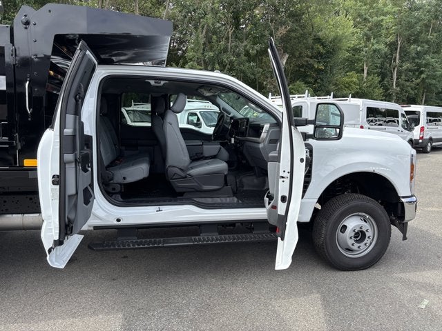 2025 Ford Chassis Cab F-350® XL